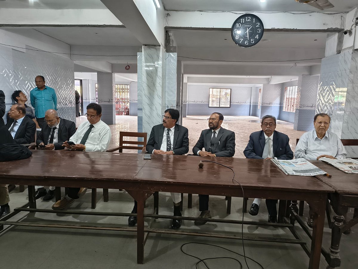 যশোর জেলা আইনজীবী সমিতির জরুরি বৈঠকে দুইজন বিচারকের আদালত বর্জনের সিদ্ধান্ত হয়েছে। ‌ গতকাল বুধবার দুপুরে