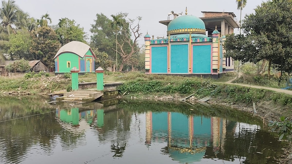 ময়মনসিংহের ফুলবাড়িয়া উপজেলার জোরবাড়িয়া গ্রামের প্রায় আড়াই শ বছর ধরে দাঁড়িয়ে আছে এক গম্বুজবিশিষ্ট খানবাড়ি মসজিদ