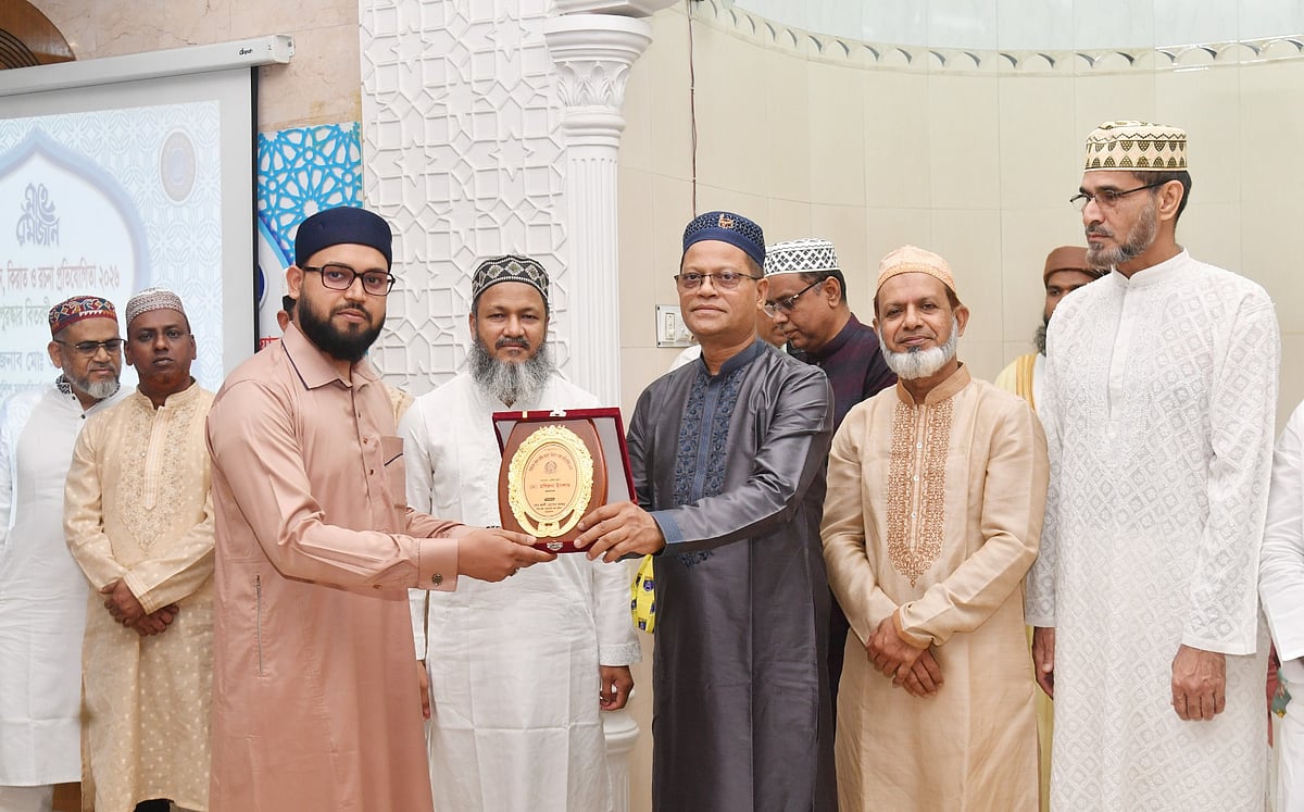 বিজয়ীদের হাতে ক্রেস্ট, সনদ ও পুরস্কার তুলে দেন আইজিপি আলী হোসেন ফকির। রাজারবাগ পুলিশ লাইনস, ঢাকা; ৬ মার্চ ২০২৬