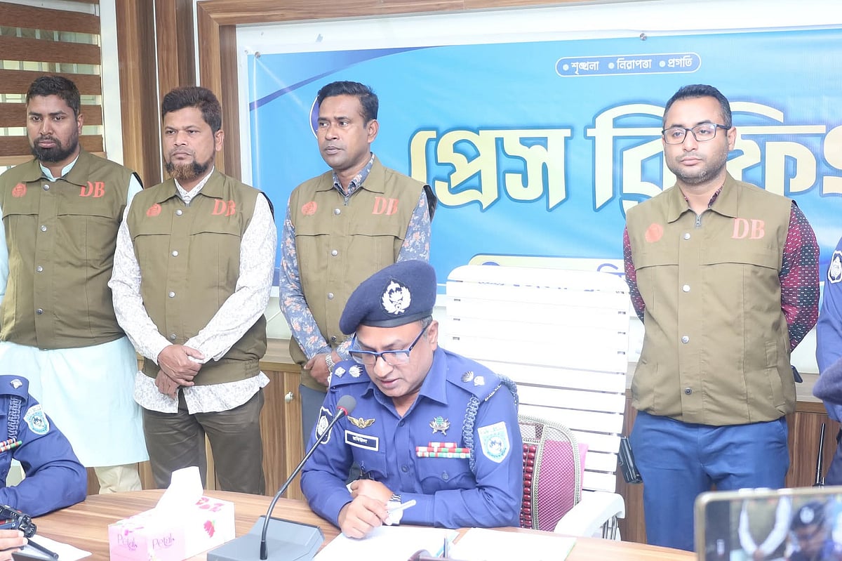 সংবাদ সম্মেলনে বক্তব্য দিচ্ছেন পঞ্চগড়ের পুলিশ সুপার মো. রবিউল ইসলাম। শুক্রবার দুপুরে পুলিশ সুপারের কার্যালয়ের সম্মেলনকক্ষে