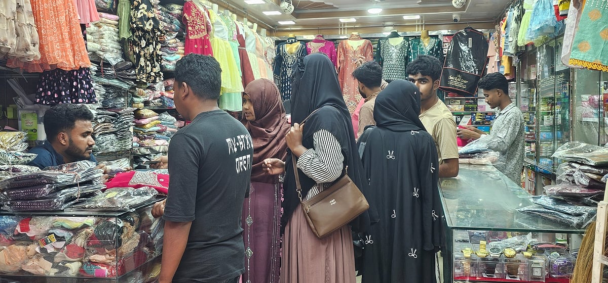 কাপড়ের দোকানগুলোতে ছুটির দিনে ক্রেতাদের ভিড়। শুক্রবার বিকেলে মেহেরপুর শহরের বড় বাজার এলাকায়