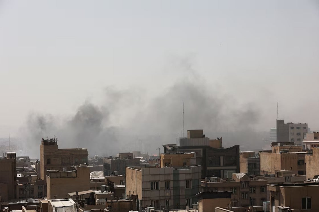 ইরানে গত ২৮ ফেব্রুয়ারি যুক্তরাষ্ট্র ও ইসরায়েলের যৌথ হামলা শুরু হয়। তেহরানে হামলার পর ধোঁয়া উড়তে দেখা যাচ্ছে। ২৮ ফেব্রুয়ারি, ২০২৬