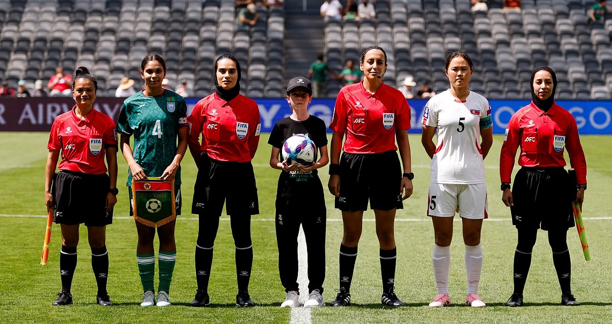 ম্যাচ শুরুর আগে প্রতিপক্ষ অধিনায়ক ও অফিশিয়ালদের সঙ্গে বাংলাদেশ অধিনায়ক আফঈদা খন্দকার