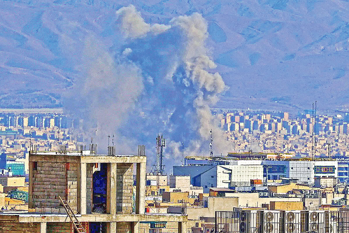 ইরানে হামলা বাড়িয়েছে যুক্তরাষ্ট্র ও ইসরায়েল। বিস্ফোরণের পর ধোঁয়ার বিশাল কুণ্ডলী। গতকাল মধ্য তেহরানে