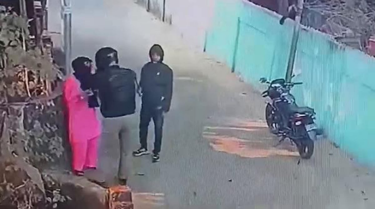 সিলেটের সাগরদিঘীর পাড় এলাকায় ছিনতাই–চেষ্টার একটি ভিডিও সামাজিক যোগাযোগমাধ্যম ফেসবুকে ছড়িয়ে পড়েছে