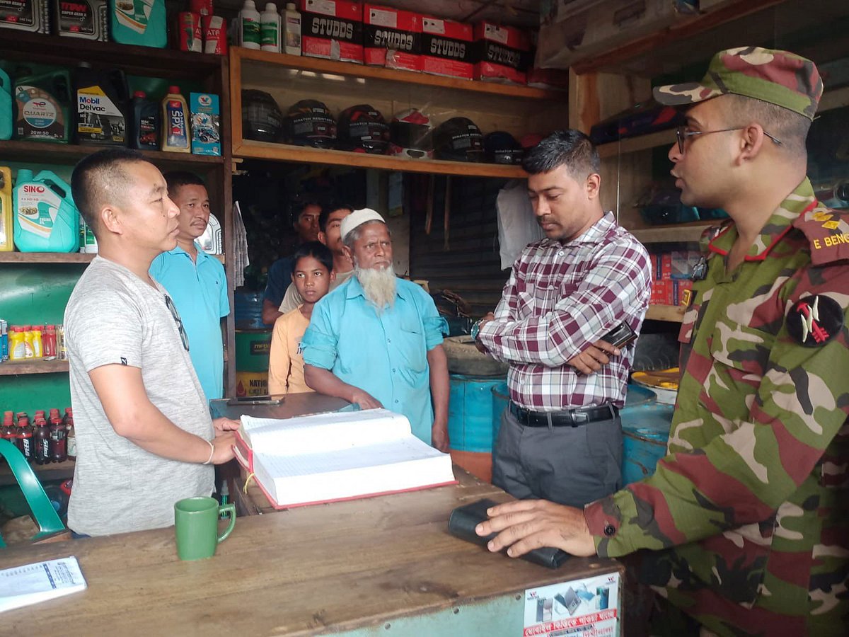 খাগড়াছড়ির দীঘিনালার বিভিন্ন দোকানে জ্বালানি তেলের কৃত্রিম সংকট ঠেকাতে অভিযান চালিয়েছে উপজেলা প্রশাসন ও সেনাবাহিনী। আজ সকালে তোলা।