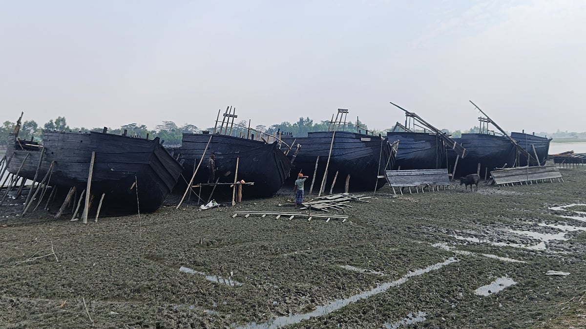 সুন্দরবনে গোলপাতা কাটার প্রস্তুতিতে মেরামত করা নৌকা। তবে এসব নৌকা নির্ধারিত মাপের চেয়ে বড় হওয়ায় সুন্দরবনে প্রবেশের অনুমতি দিচ্ছে না বন বিভাগ। সম্প্রতি সুন্দরবন সংলগ্ন কয়রা উপজেলার কয়রা নদীর চরে