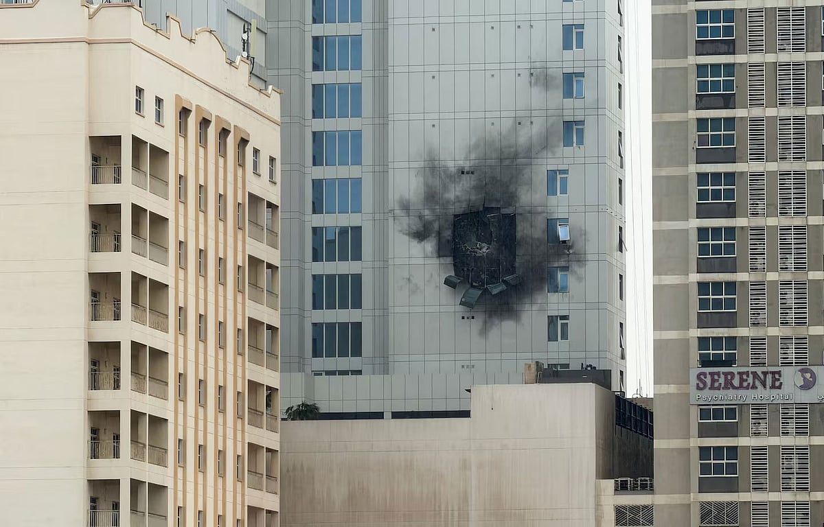 গত সপ্তাহান্তে মার্কিন পঞ্চম নৌবহরের সদর দপ্তরের পাশের একটি ভবন ইরানের ড্রোন হামলায় ক্ষতিগ্রস্ত হয়। বাহরাইনের জুফাইর