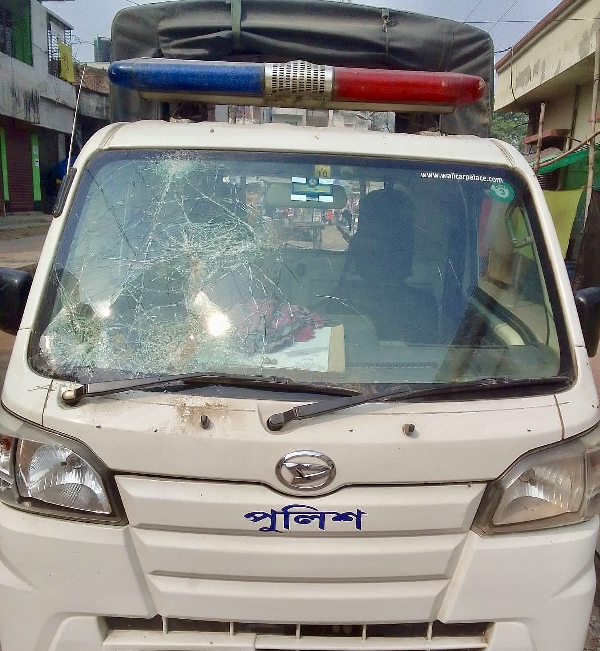 পুলিশের পিকআপের কাচ ভাঙচুর করা হয়। আজ শুক্রবার সকালে নাটোরের সিংড়ার থেলকুড় গ্রামে