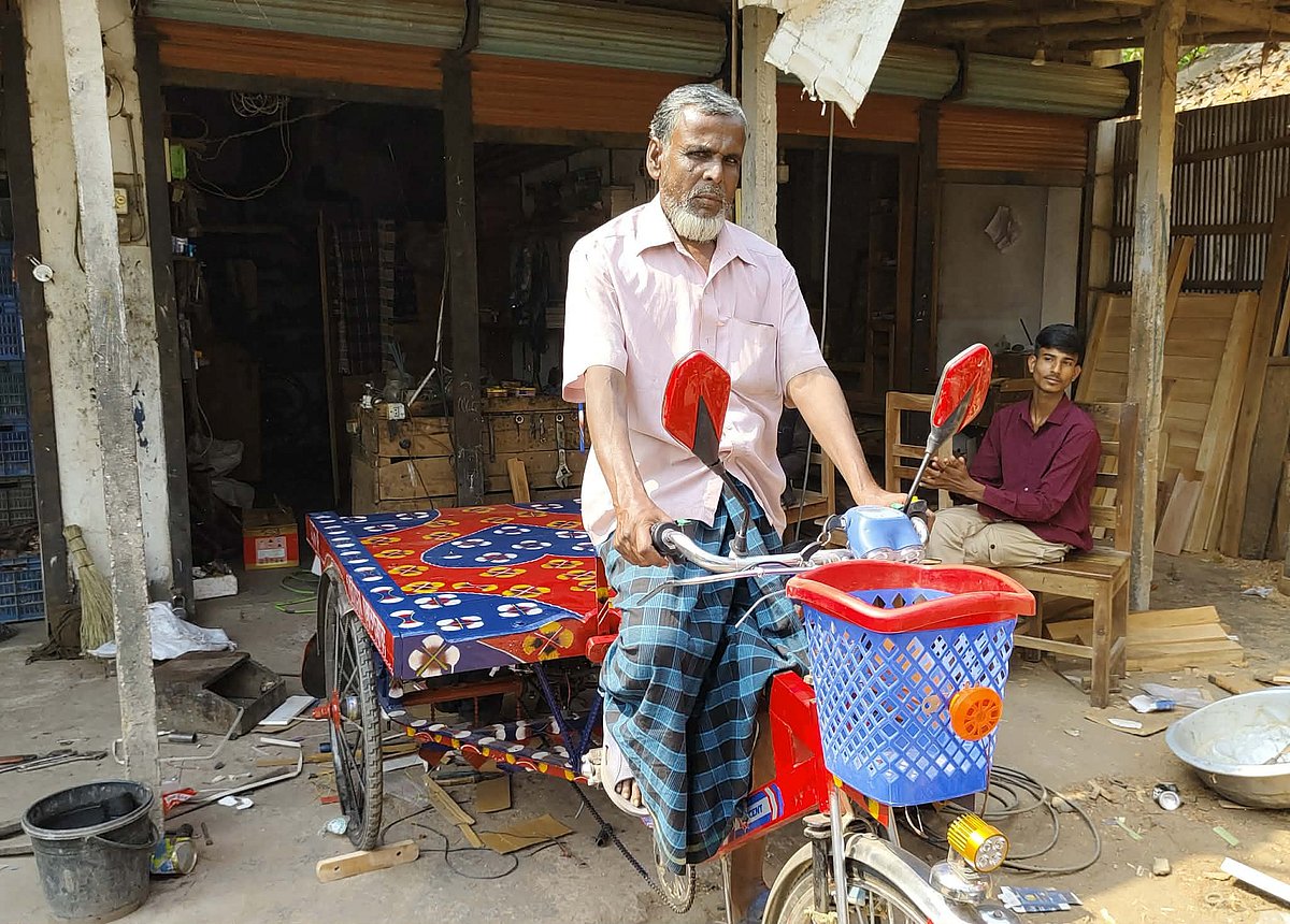 নতুন ভ্যান পেয়েছেন বৃদ্ধ মনোব্বর। বুধবার বিকেলে কুষ্টিয়ার কুমারখালী উপজেলার যদুবয়রা ইউনিয়নের জয় বাংলা বাজারে