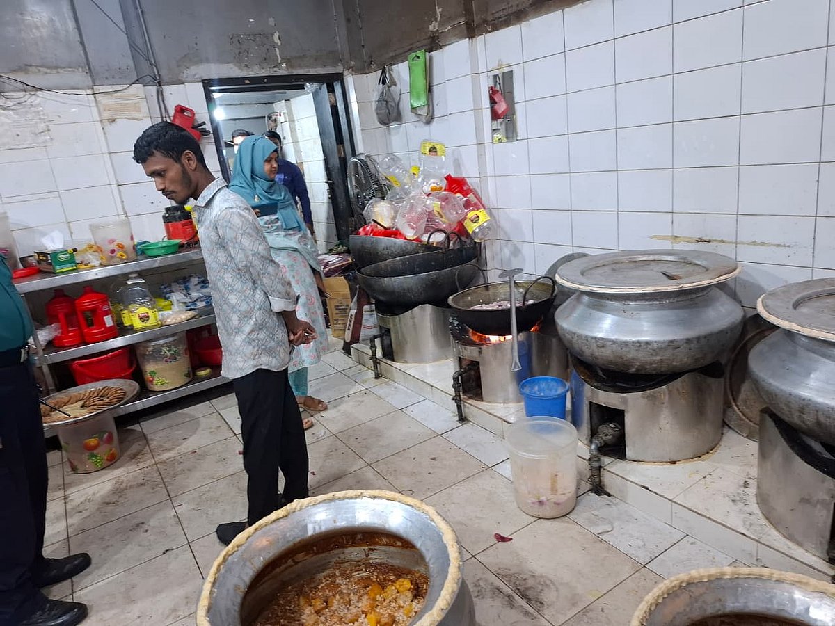 নগরের চকবাজারের কাচ্চি ডাইনের রান্নাঘরে নিরাপদ খাদ্য কর্তৃপক্ষের অভিযান। সম্প্রতি তোলা