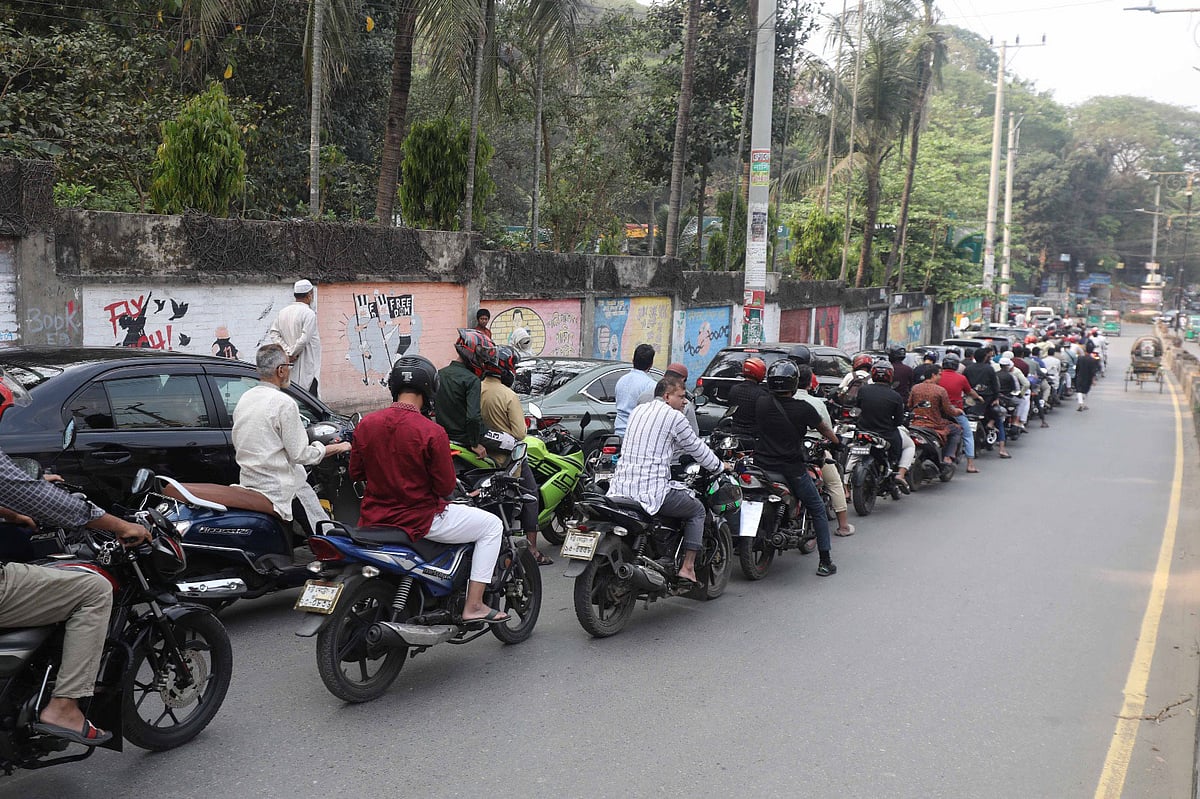তেল সংগ্রহ করতে ফিলিং স্টেশনের সামনে মোটরসাইকেলসহ বিভিন্ন যানবাহনের ভিড়। আজ বেলা আড়াইটায় চট্টগ্রাম নগরের গণিবেকারি মোড়ে