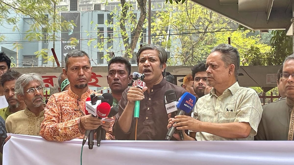 মধ্যপ্রাচ্যজুড়ে যুদ্ধ বন্ধের দাবিতে ডাকা সমাবেশে গণসংহতি আন্দোলনের নেতারা। জাতীয় প্রেসক্লাবের সামনে, ৬ মার্চ ২০২৬