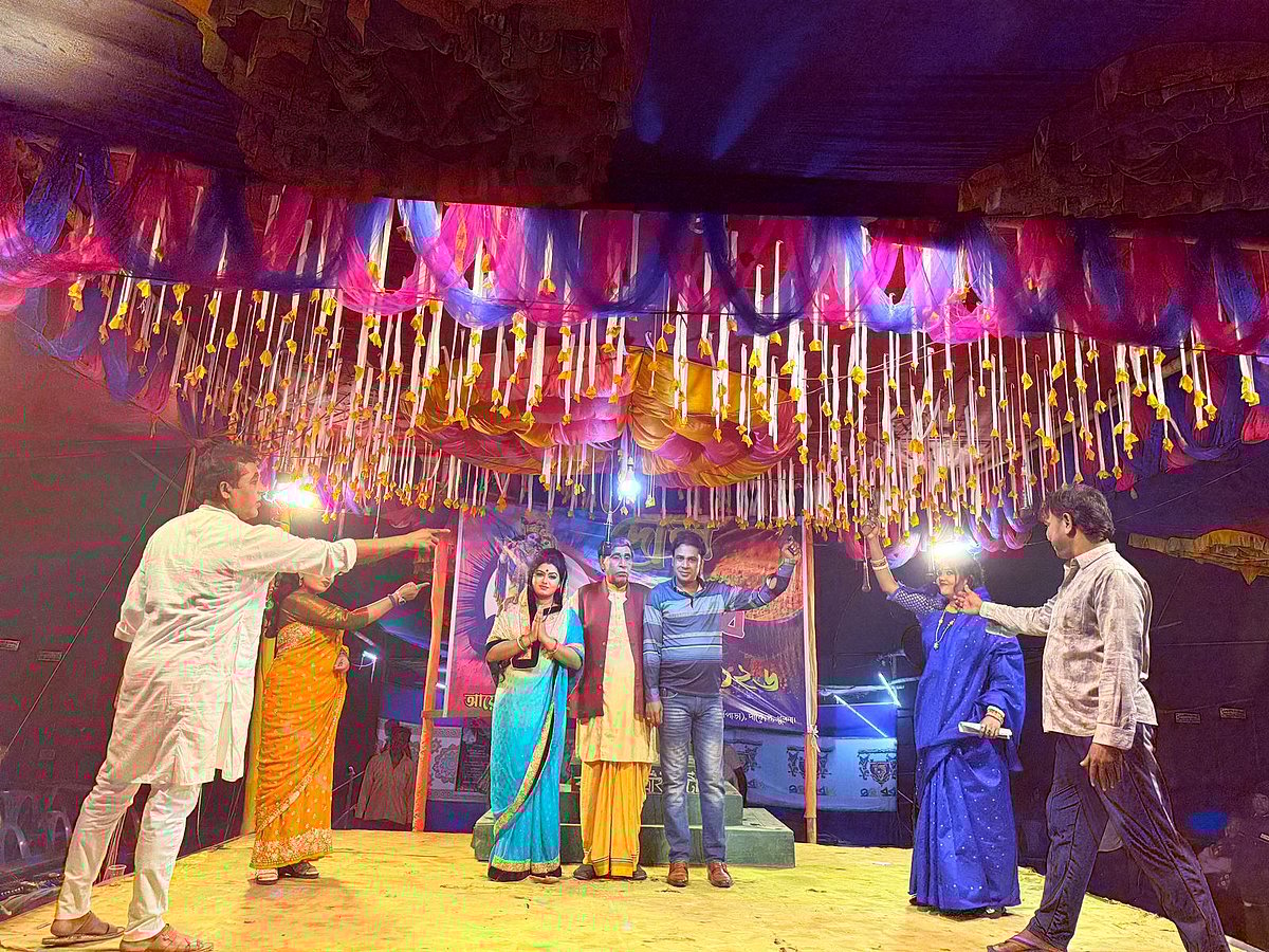 খুলনা দাকোপ উপজেলার সুতারখালী গ্রামে দোল উৎসব উপলক্ষে আয়োজন করা হয় যাত্রাপালা ‘ডাইনি বধূ’। বৃহস্পতিবার রাতে