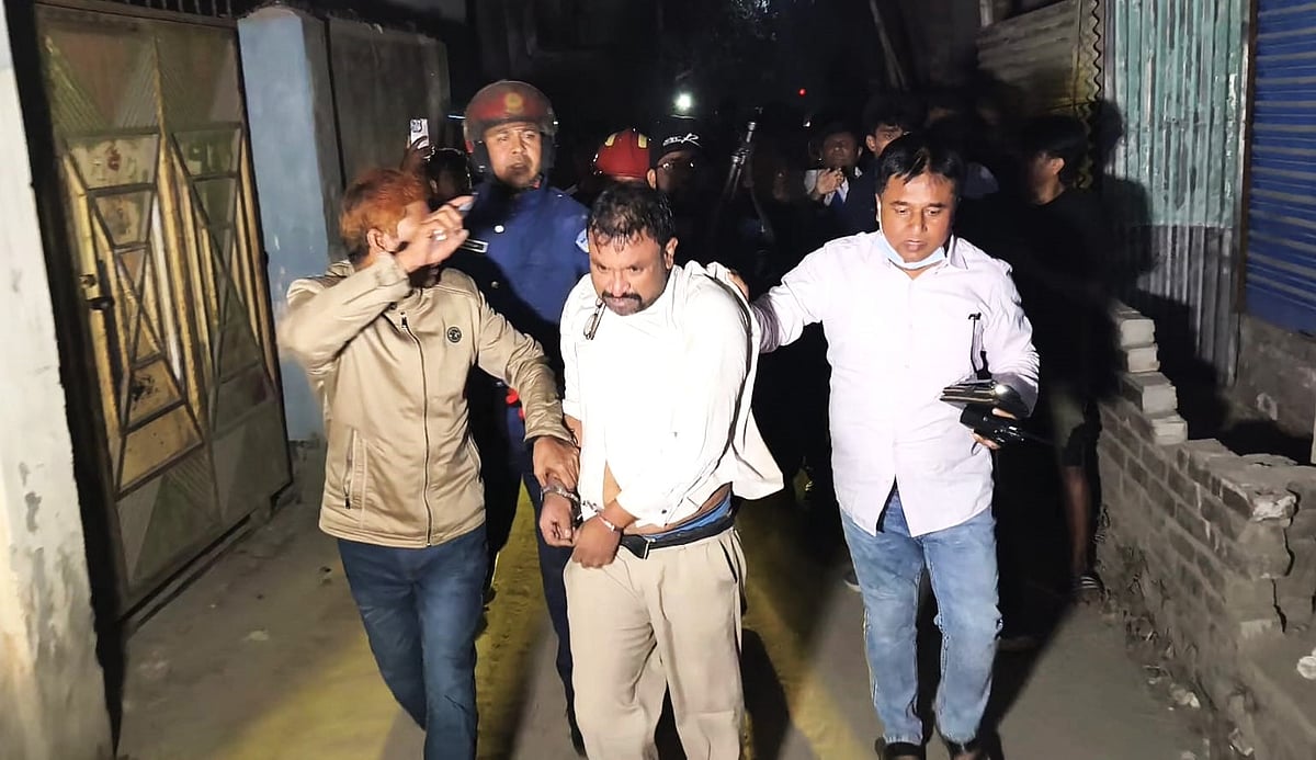 জামালপুর শহরে নিজ বাড়ির শয়নকক্ষে এক গৃহবধূকে ছুরিকাঘাত ও শ্বাসরোধে হত্যার অভিযোগ তাঁর স্বামীকে আটক করে নিয়ে যাচ্ছে পুলিশ। গতকাল বৃহস্পতিবার রাতে জামালপুর শহরের দড়িপাড়া এলাকায়