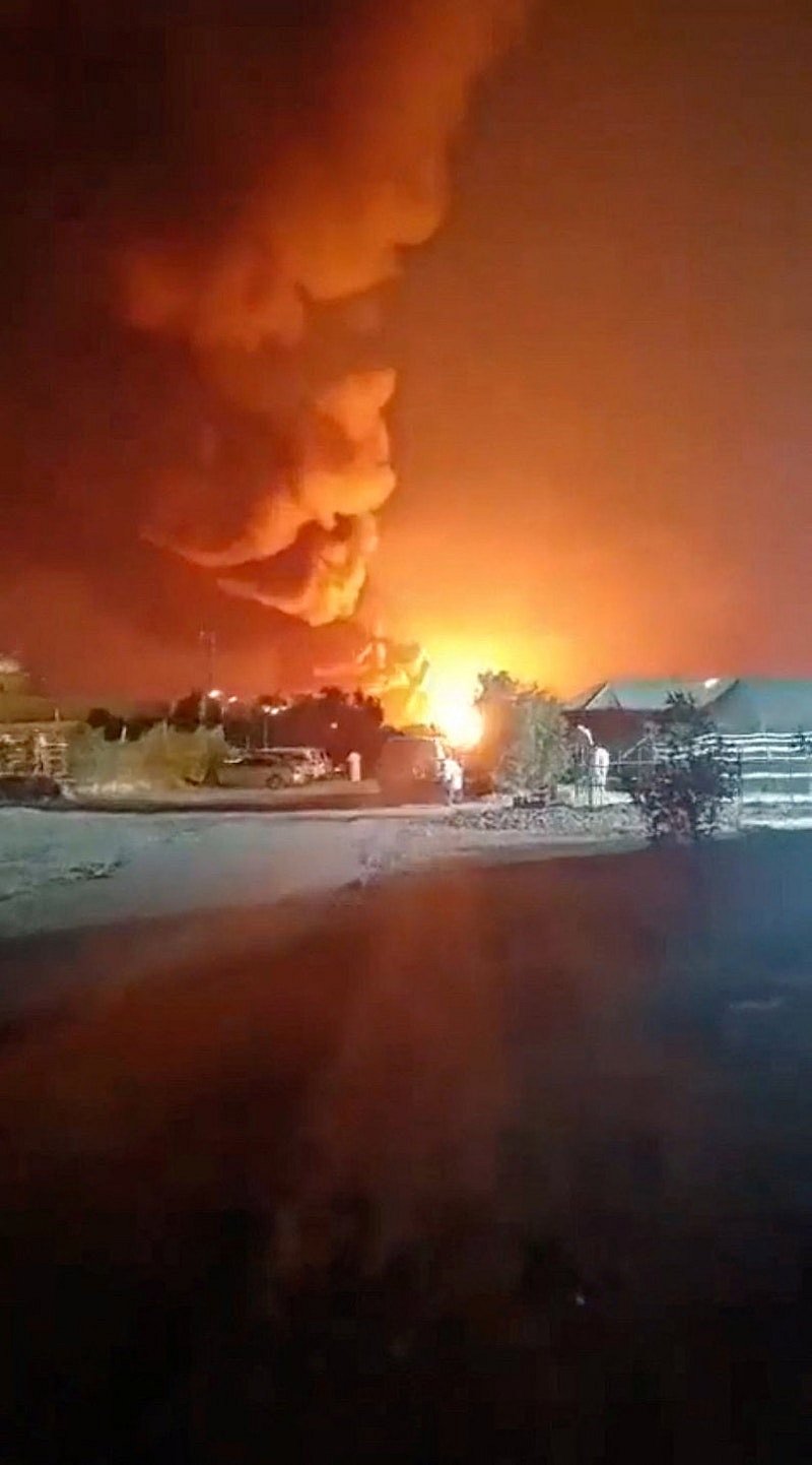 কুয়েতের আল জাহরা এলাকায় আলী আল সালেম বিমানঘাঁটির দিক থেকে বিস্ফোরণের পর ধোঁয়া উড়তে দেখা যাচ্ছে। ৬ মার্চ ২০২৬
