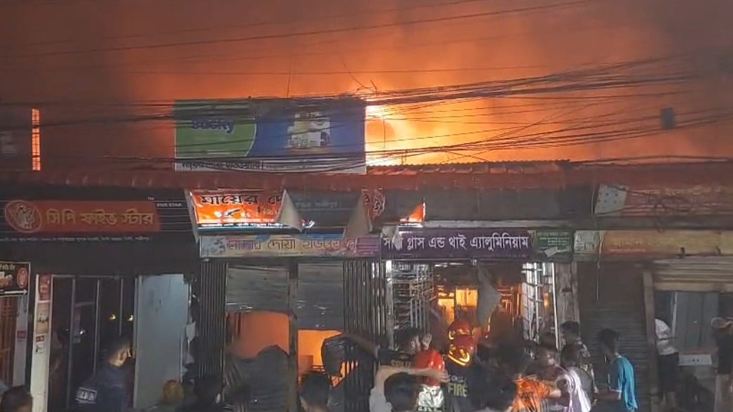 টঙ্গী বাজার এলাকার একটি মার্কেটে অগ্নিকাণ্ডের ঘটনা ঘটেছে। গতকাল বৃহস্পতিবার