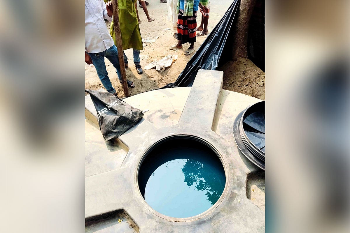 এভাবে মাটির নিচে পানির ট্যাংকে মজুত করা হয় ১০ হাজার লিটার জ্বালানি তেল। শনিবার নাটোরের সিংড়ার নিংগইন গ্রামে