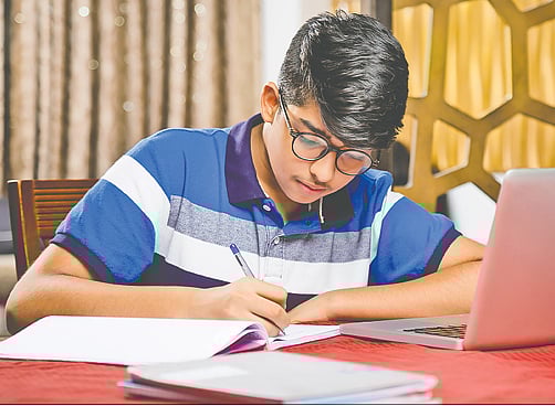 একজন শিক্ষার্থী বাসায় মনোযোগ দিয়ে পড়াশোনা করছে