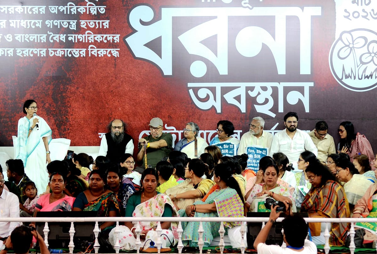 সমন্বিত নিবিড় ভোটার তালিকা বা এসআইআরের প্রতিবাদে ভারতের পশ্চিমবঙ্গের মুখ্যমন্ত্রী মমতা বন্দ্যোপাধ্যায় অবস্থান ধর্মঘট শুরু করেছেন