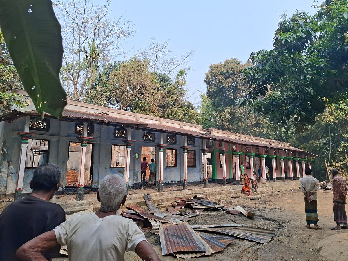 আগুনে পুড়ে গেছে কানাইঘাট সদর ইউনিয়নের ২ নম্বর ওয়ার্ড আওয়ামী লীগ সভাপতি মো. তজমুল আলীর বাড়ি