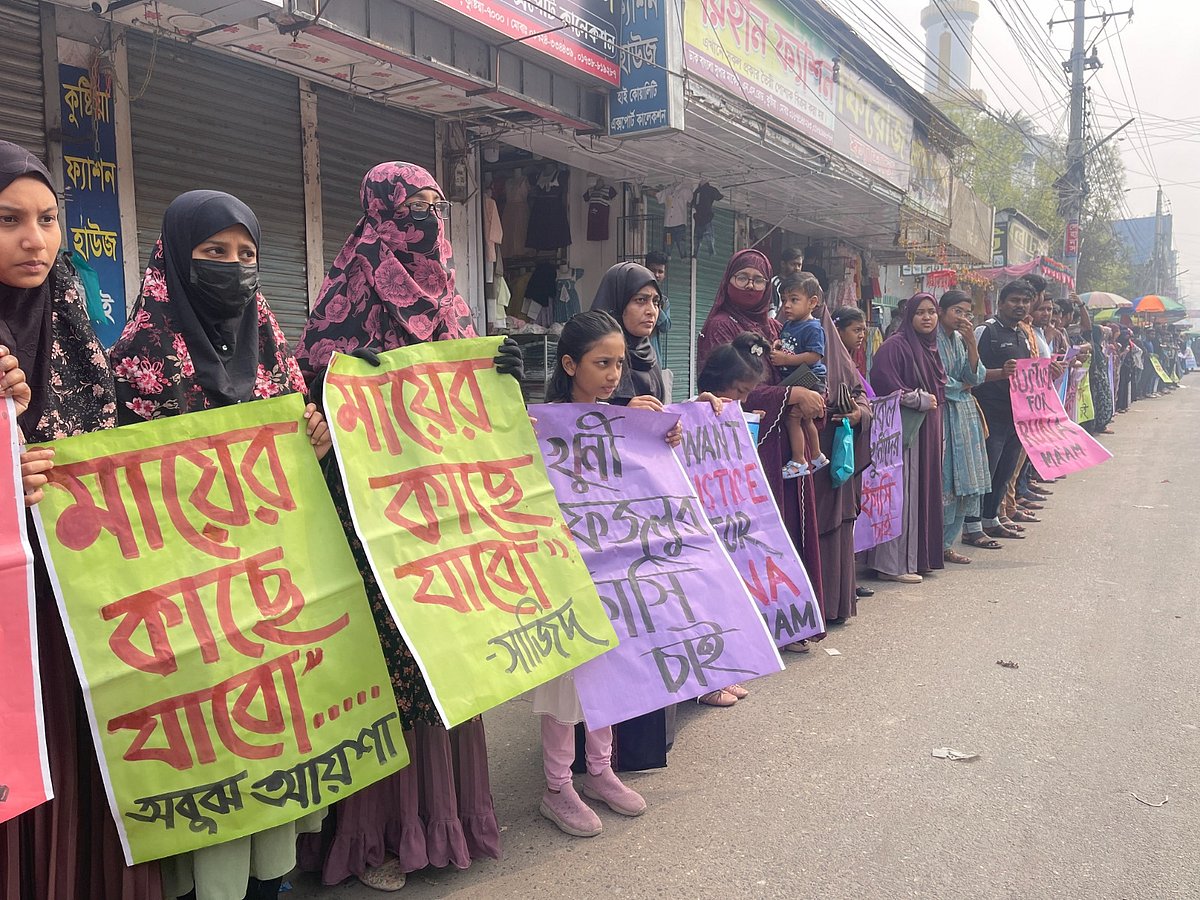 ইসলামী বিশ্ববিদ্যালয়ের শিক্ষক হত্যার ঘটনায় খুনিদের ফাঁসির দাবিতে মানববন্ধন। আজ শনিবার বেলা ১১টার দিকে কুষ্টিয়া প্রেসক্লাবের সামনে