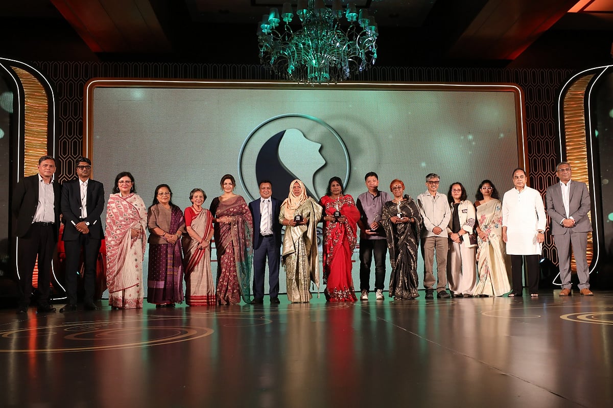 ‘রাঁধুনী কীর্তিমতী সম্মাননা ২০২৫’ প্রদান অনুষ্ঠানে সম্মাননাপ্রাপ্ত নারীদের সঙ্গে আয়োজক ও আমন্ত্রিত অতিথিরা