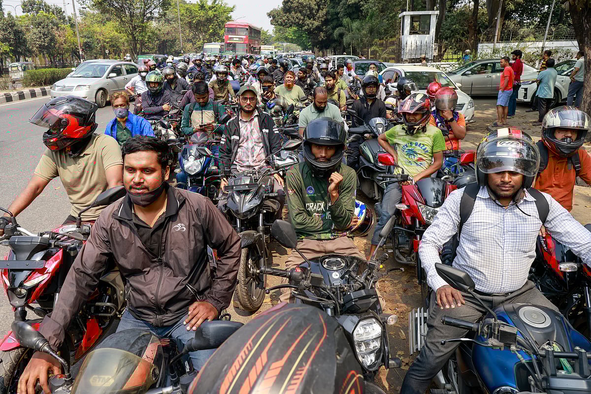 জ্বালানি তেলের জন্য আজ শনিবার দুপুরে রাজধানীর তেজগাঁওয়ের ট্রাস্ট ফিলিং স্টেশনের সামনে মোটরসাইকেলচালকদের অপেক্ষা