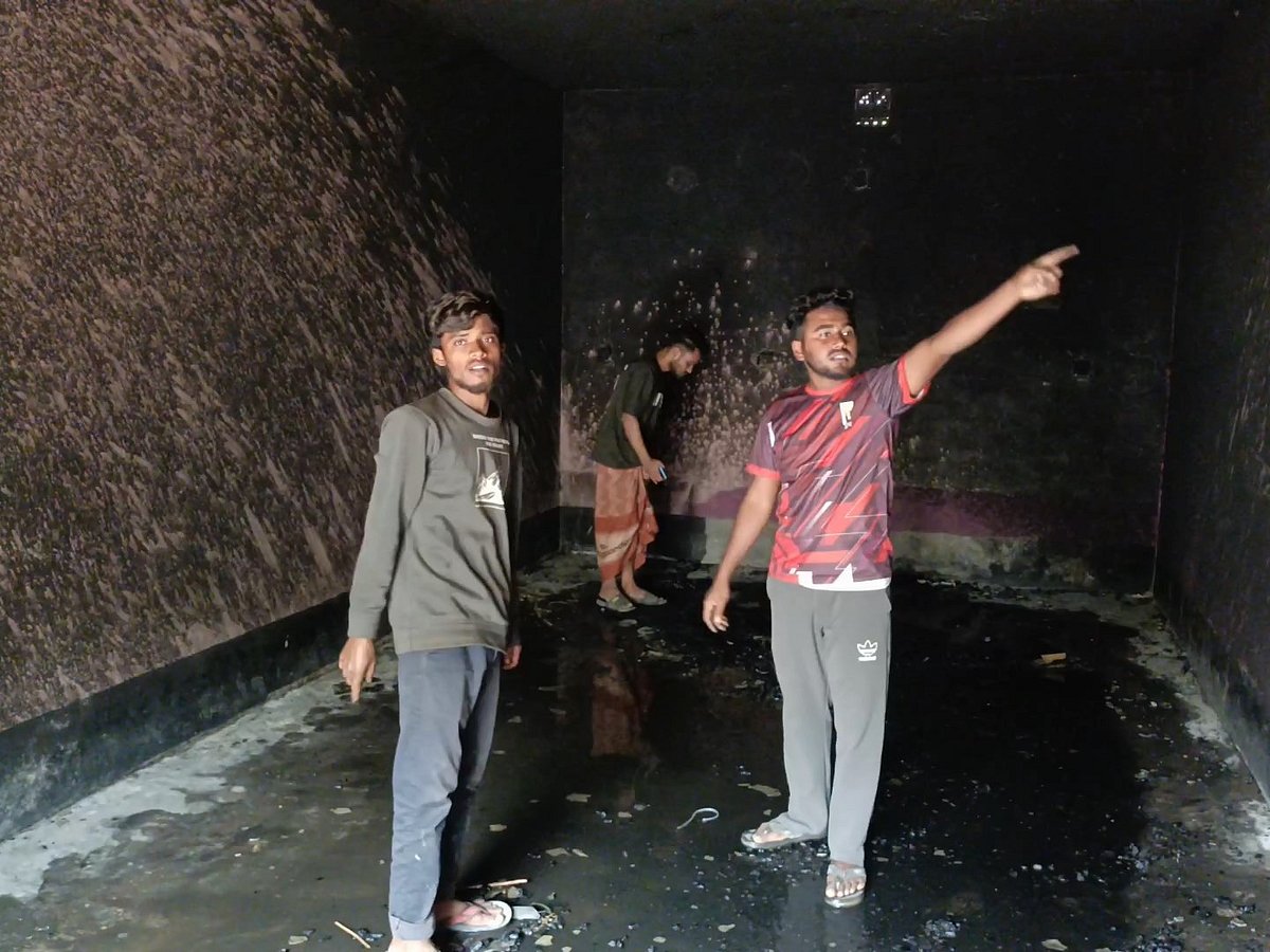 ঝিনাইদহ মহেশপুর উপজেলায় আগুনে ক্ষতিগ্রস্ত ওয়ার্ড বিএনপির কার্যালয়। আজ শনিবার সকালে উপজেলার মান্দারবাড়িয়া ইউনিয়নের শ্রীরামপুর গ্রামে