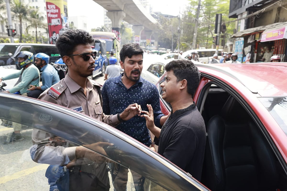 জ্বালানি সংকটের উদ্বেগে রাজধানীর ফিলিং স্টেশনগুলোতে বেড়েছে ভিড়। ফিলিং স্টেশনের কর্মীরা তা সামাল দিতে না পারায় পুলিশ সদস্যদেরও হস্তক্ষেপ করতে হচ্ছে। আজ শনিবার দুপুরে পরীবাগের ফিলিং স্টেশনের সামনে