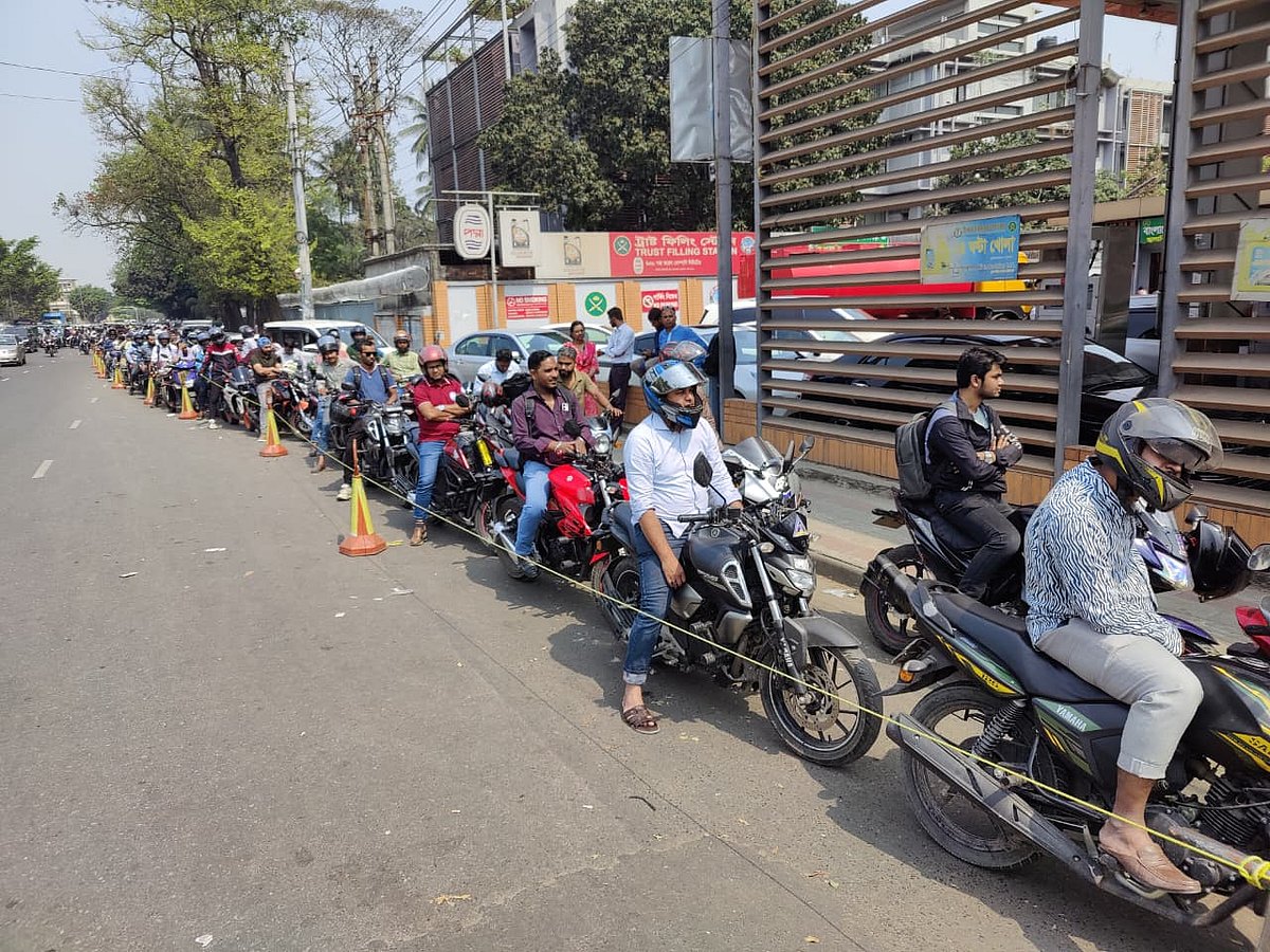 জ্বালানি তেলের জন্য দীর্ঘ লাইনে মোটরসাইকেলচালকেরা। আজ শনিবার সকালে, রাজধানীর তেজগাঁওয়ের ট্রাস্ট ফিলিং স্টেশনে