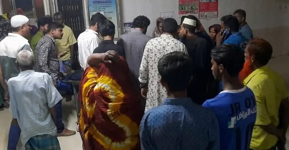 নিরব আহমেদের মৃত্যুর ঘটনায় হাসপাতালে লোকজনের ভিড়। শনিবার রাতে ঝিনাইদহ জেনারেল হাসপাতালে