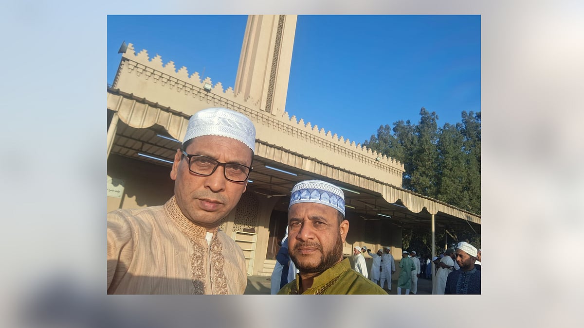 সেলফিতে প্রয়াত জ্যাঠাতো ভাই আবুল মহসিনের সঙ্গে এস এম নুর হোসেন