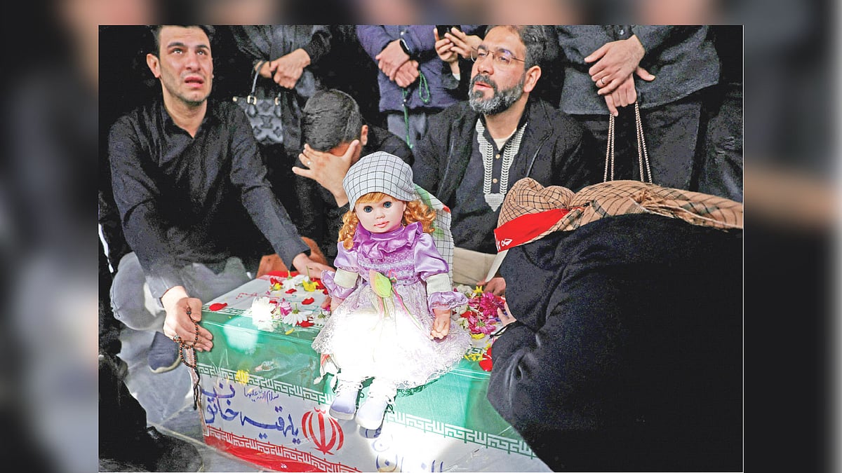 যুক্তরাষ্ট্র–ইসরায়েলের হামলায় প্রাণ হারিয়েছে দুই বছরের শিশু জয়নাব সাহেবি। হয়তো পুতুলটি খুব পছন্দের ছিল জয়নাবের। চিরবিদায়ের সময় তার কফিনে রাখা হয়েছে পুতুলটি। গতকাল তেহরানে