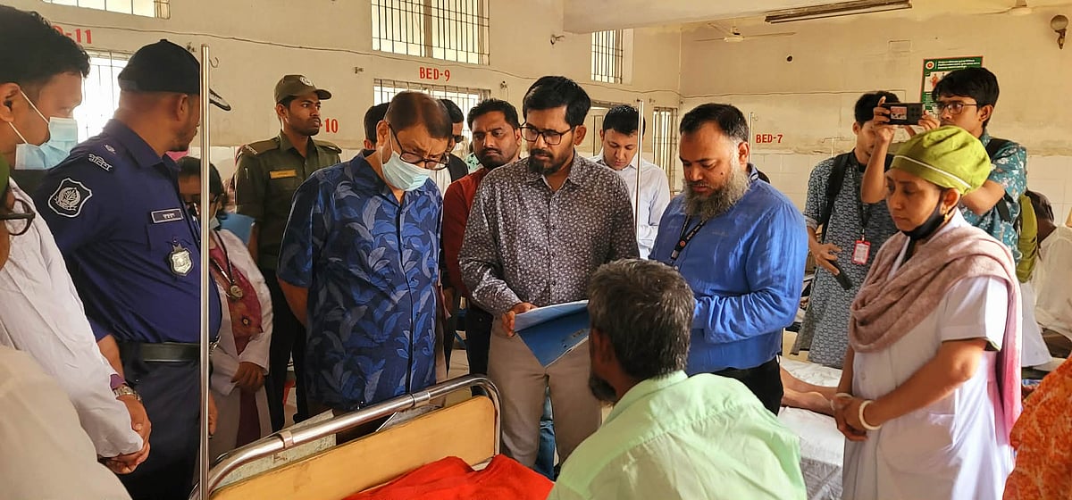 চিকিৎসকদের সময়মতো উপস্থিতি ও সেবার মান যাচাইয়ে হঠাৎ নরসিংদীর পলাশের উপজেলা স্বাস্থ্য কমপ্লেক্স পরিদর্শনে যান স্বাস্থ্যমন্ত্রী সরদার মো. সাখাওয়াত হোসেন। শনিবার সকালে