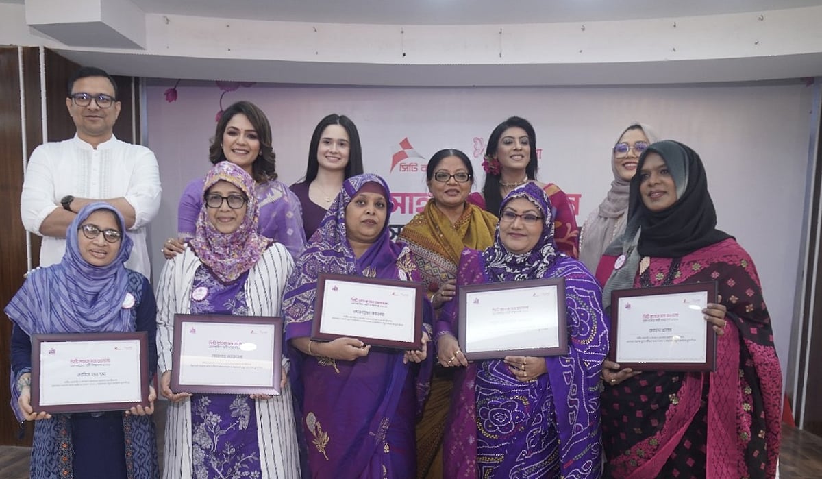 সিটি ব্যাংক মন জানালা আলোকিত নারী সম্মাননা পুরস্কার পেয়েছেন বাঁ থেকে কানিজ ফাতেমা, নাবেগাহ্ দোরদানা, বদরুন্নেছা সরকার, লায়ন ইয়াসমিন শাহাদাত ও জাহেদা খানম।