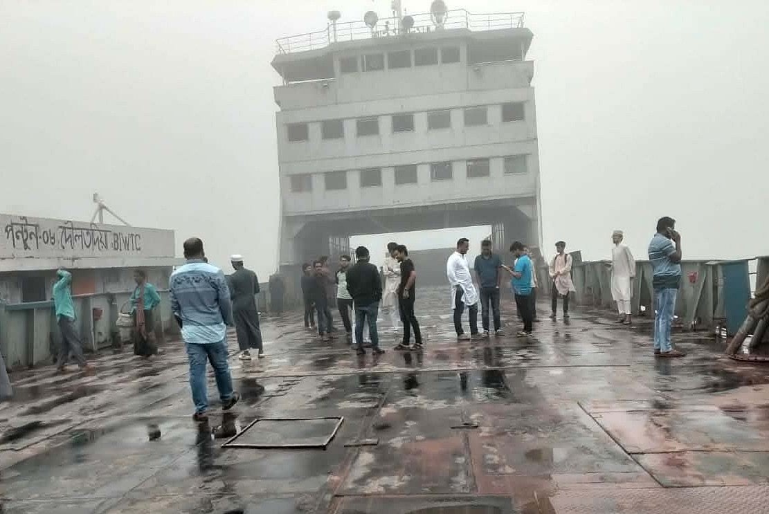কুয়াশার ঘনত্বও বাড়ায় নদীপথে সামান্য দূরত্বও দেখা যাচ্ছিল না। আজ শনিবার সকালে রাজবাড়ীর দৌলতদিয়া ফেরিঘাটে