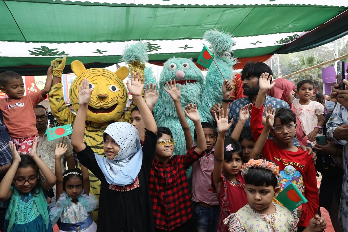 বইমেলায় শিশুপ্রহরে পাপেট শো চলাকালে পাপেট চরিত্রগুলোর ডাকে হাত তুলে উচ্ছ্বাস প্রকাশ করছে শিশুরা