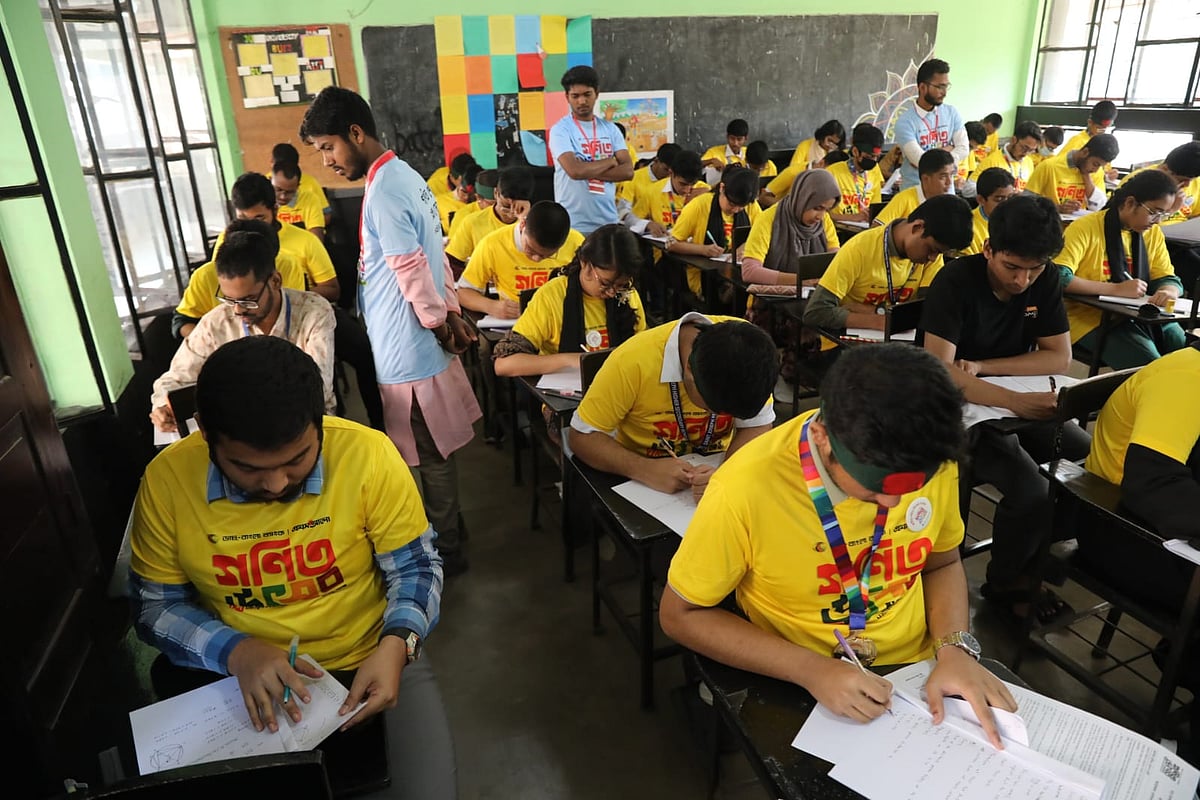 উৎসবে গণিতের লড়াইয়ে শিক্ষার্থীরা