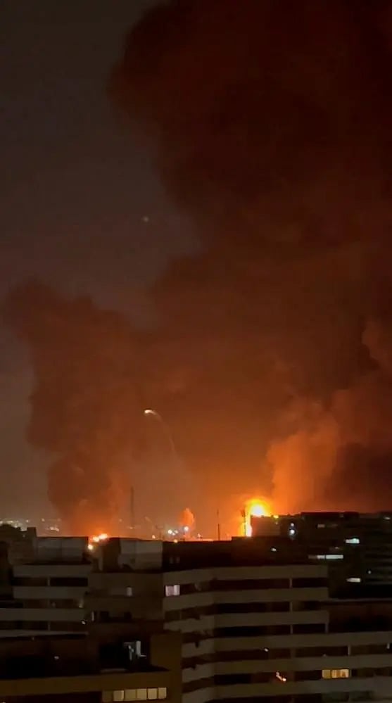 মেহরাবাদ বিমানবন্দরের কাছ থেকে উঠছে আগুন ও ধোঁয়ার কুণ্ডলী। ৭ মার্চ ২০২৬ 