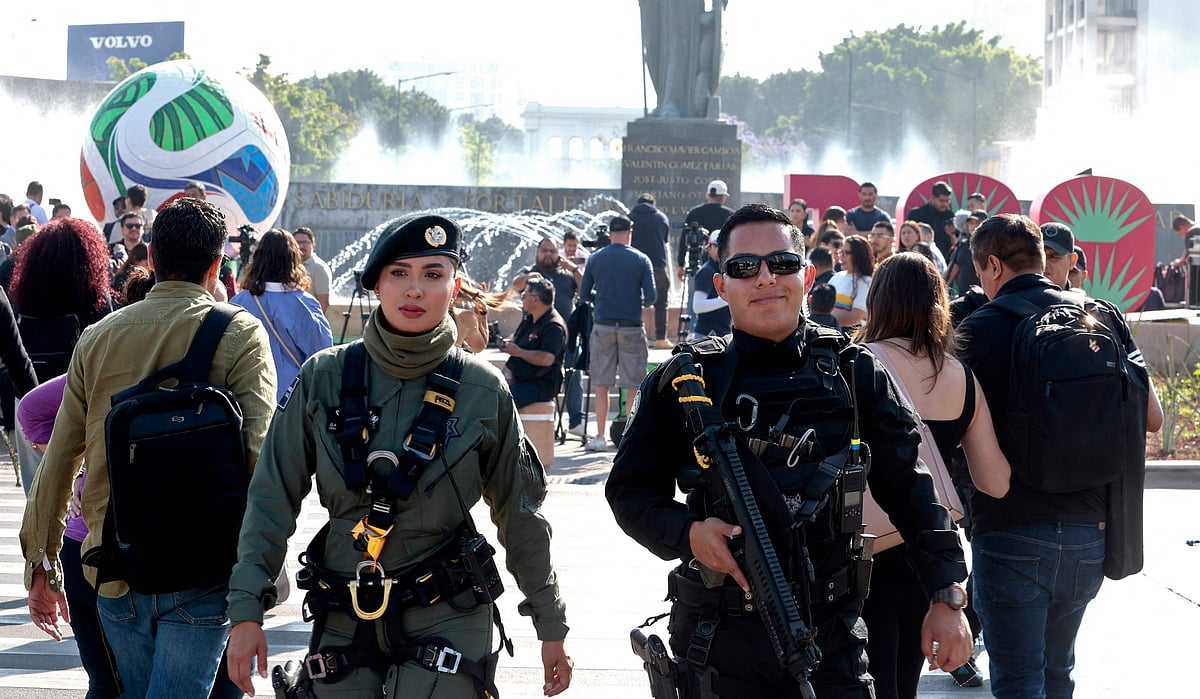 ফিফা বিশ্বকাপ শুরুর ১০০ দিন বাকি থাকতে গুয়াদালাহারায় আয়োজিত অনুষ্ঠানে দুই নিরাপত্তাকর্মী