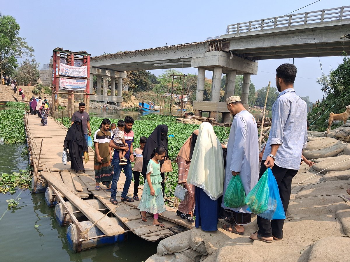 কাঠের তৈরি নড়বড়ে ভাসমান সেতু দিয়ে ঝুঁকি নিয়ে যাতায়াত করতে হয় স্থানীয় বাসিন্দাদের। সম্প্রতি কুমিল্লার তিতাস উপজেলার আসমানিয়া বাজারসংলগ্ন এলাকায়