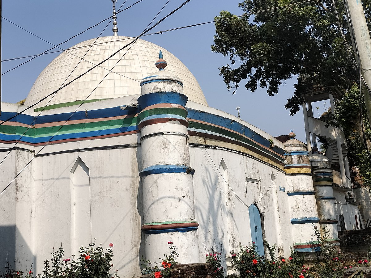 সিরাজগঞ্জের তাড়াশ উপজেলার শাহ শরিফ জিন্দানি (রহ.)–এর মাজারসংলগ্ন মসজিদ। সম্প্রতি উপজেলার নওগাঁ এলাকায়