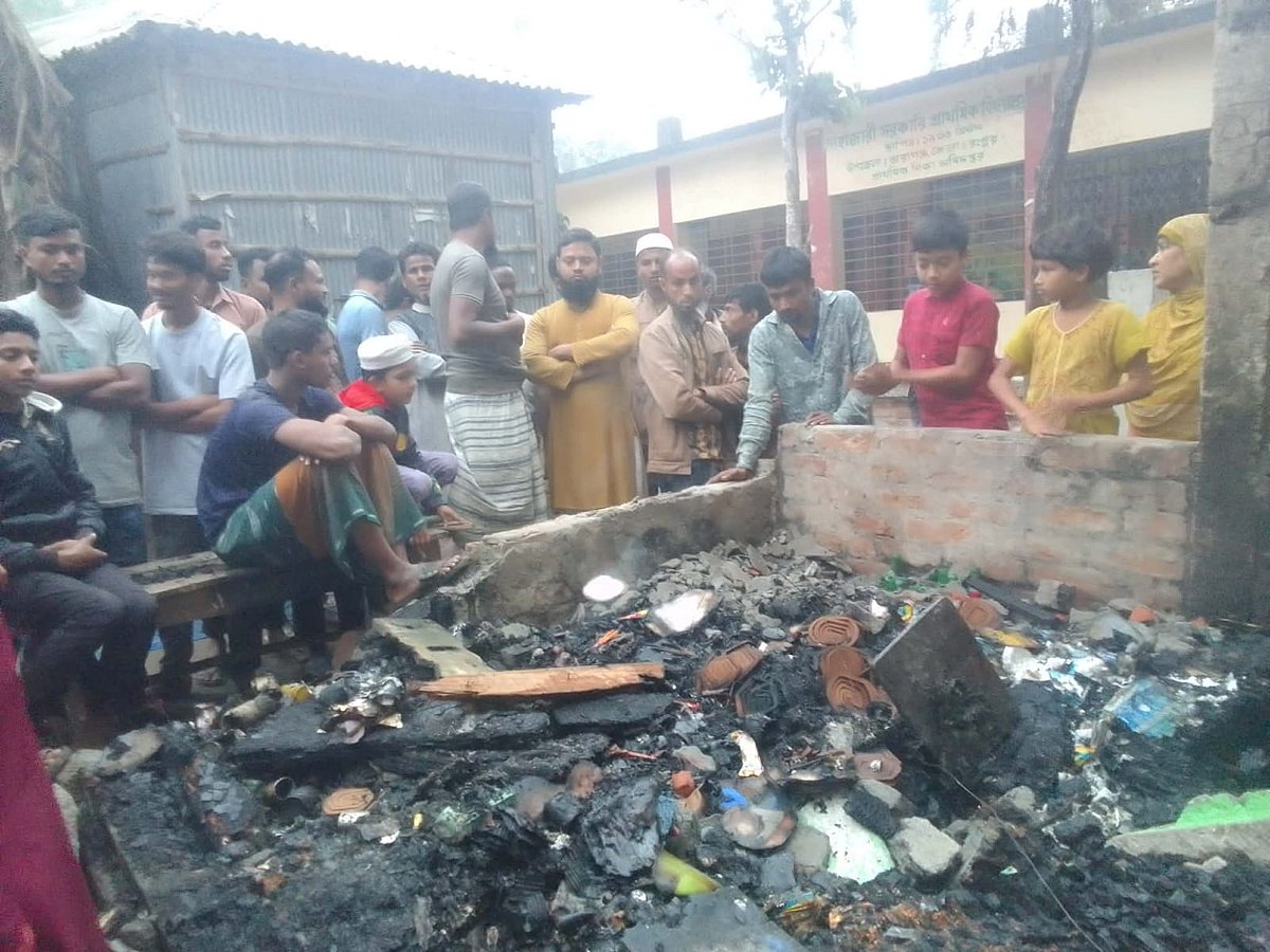ভোরে অগ্নিকাণ্ডে রংপুরেের তারাগঞ্জে তিন দোকান পুড়ে ছাই হয়ে যায়