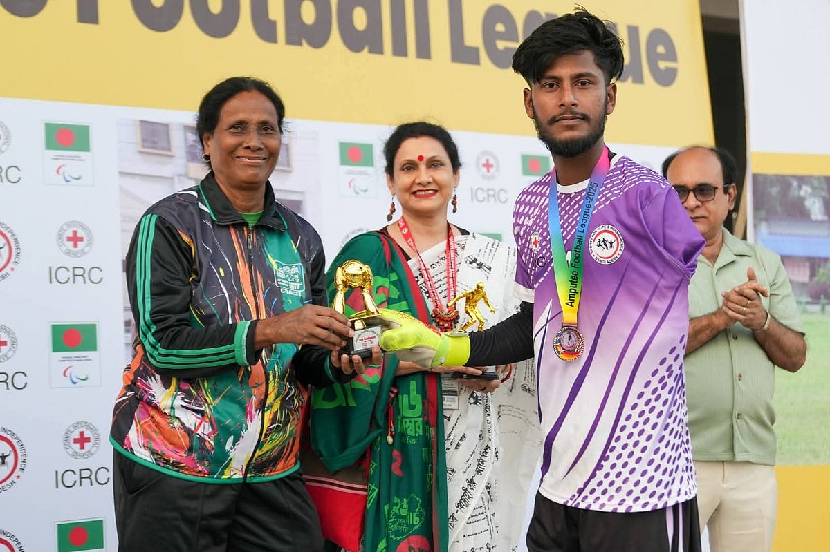 নিজের অর্থে সংগঠন শুরু করেছিলেন ঢাকার শারমিন ফারহানা চৌধুরী (মাঝে)