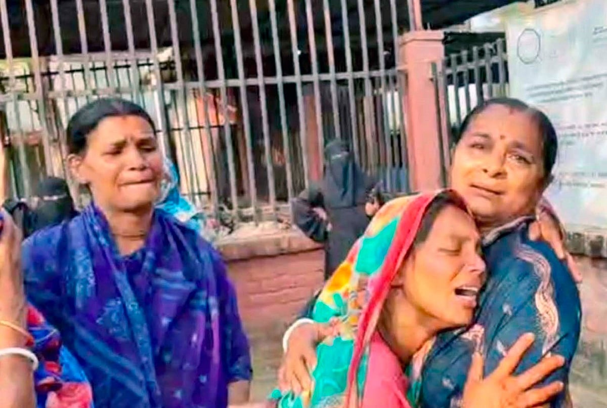 কক্সবাজার শহরের বিজিবি ক্যাম্প এলাকায় সন্ত্রাসীদের ছুরিকাঘাতে নিহত ব্যবসায়ী গণেশ পালের পরিবারে আহাজারি। আজ বিকালে