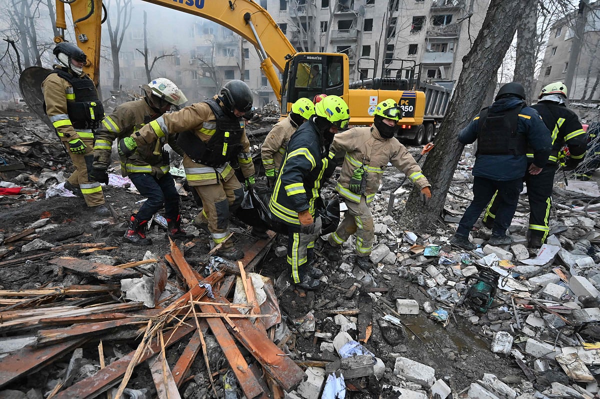 ক্ষেপণাস্ত্রের আঘাতে বিধ্বস্ত হয়েছে একটি পাঁচতলা আবাসিক ভবন। ধ্বংসস্তূপ থেকে মরদেহ সরিয়ে নিচ্ছেন উদ্ধারকারীরা। খারকিভ, ইউক্রেন, ৭ মার্চ, ২০২৬
