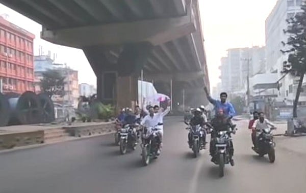 নিষিদ্ধ ছাত্রলীগের মোটরসাইকেল শোভাযাত্রা। গতকাল ভোরে নগরের ২ নম্বর গেট এলাকায়