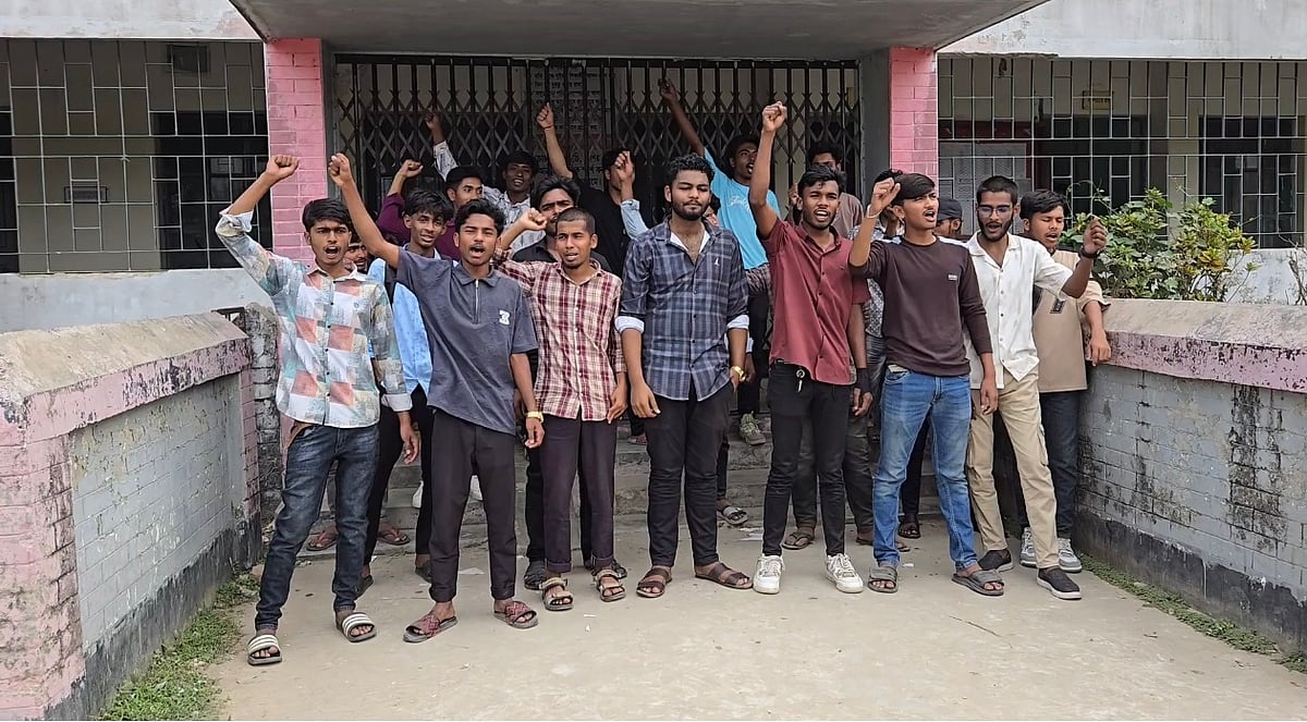 নাটোরে গুরুদাসপুর উপজেলার মোজাম্মেল হক কলেজে পরীক্ষার ফর্ম পূরণে অতিরিক্ত টাকা আদায়ের প্রতিবাদে কলেজের মূল ফটকে তালা লাগিয়ে শিক্ষার্থীদের বিক্ষোভ। রোববার দুপুরে