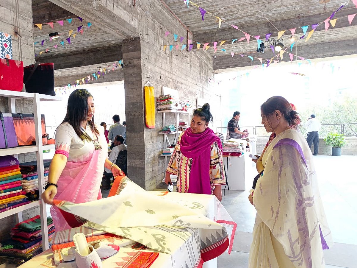 ঐতিহ্যবাহী তাঁতশিল্পকে তুলে ধরতে ১০ দিন চলবে তাঁতপণ্যের প্রদর্শনী ও মেলা। আজ রোববার দুপুরে বেঙ্গল ফাউন্ডেশনে